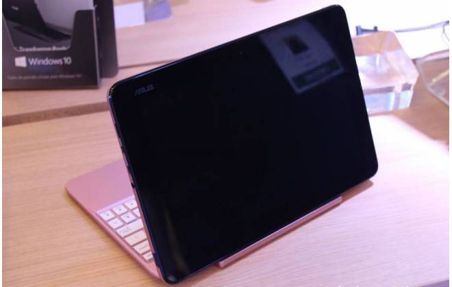 Asus mostra tablet 2 em 1 com tela que gira 180 graus.