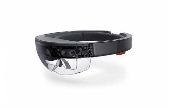 Funcionários da Microsoft usam o HoloLens para 